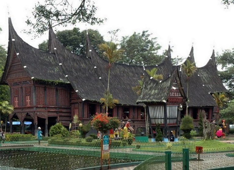 Nama Rumah Adat Sumatera Barat Gambar dan Penjelasan LezGetReal