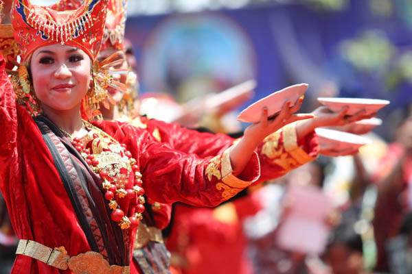 Penari Menampilkan Tarian Piring Saat Pembukaan Gelar Teknologi Tepat Guna Nasional Ke XV 2013, Di Gor Haji Agus Salim Padang, Sumbar,