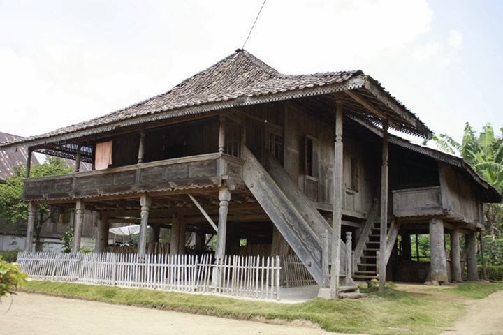 Material Bangunan Rumah Adat Lampung