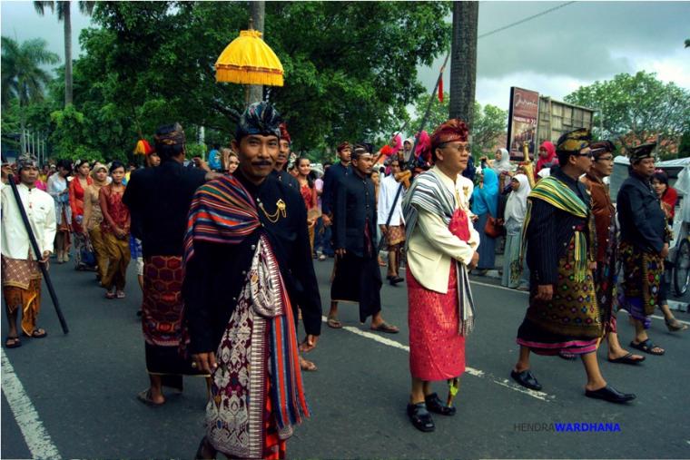 Pakaian Adat Tradisional Lombok Provinsi Nusa Tenggara Barat