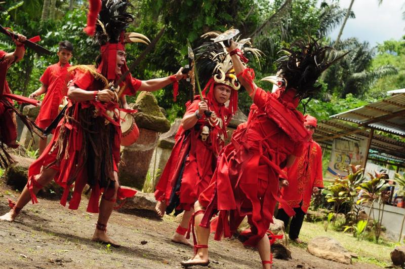 Pakaian Adat Tradisional Nggembe Provinsi Sulauwesi