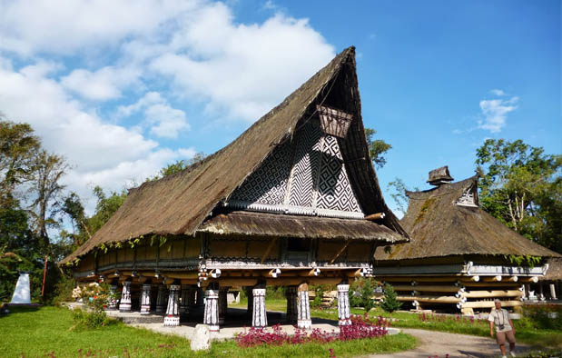 Rumah Adat Bolon