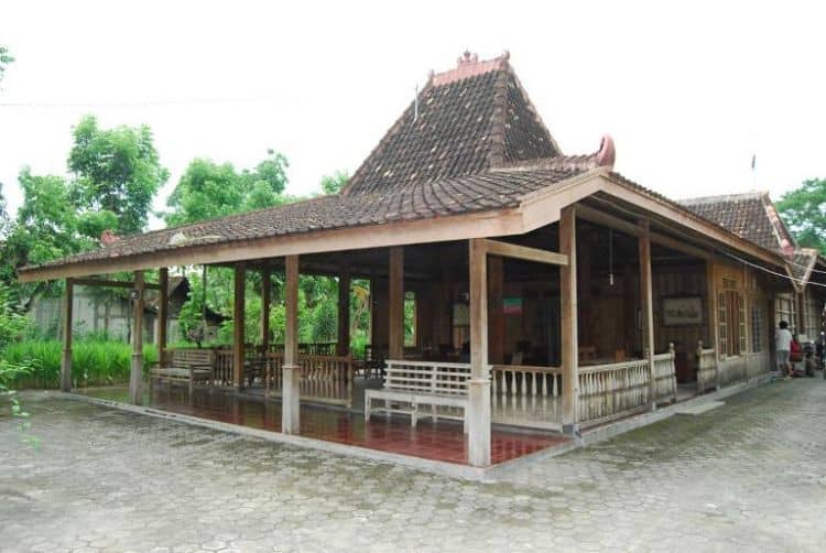 Rumah Adat DI Jogjakarta “Bangsal Kencono