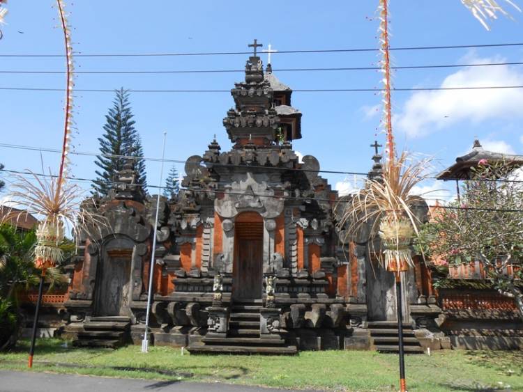 Rumah Adat Gapura Candi Bentar Bali