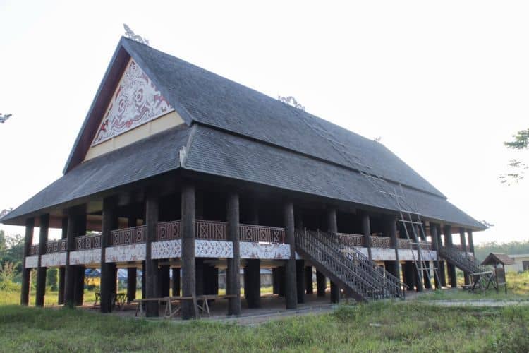 Rumah Adat Kalimantan Timur “Lamin”