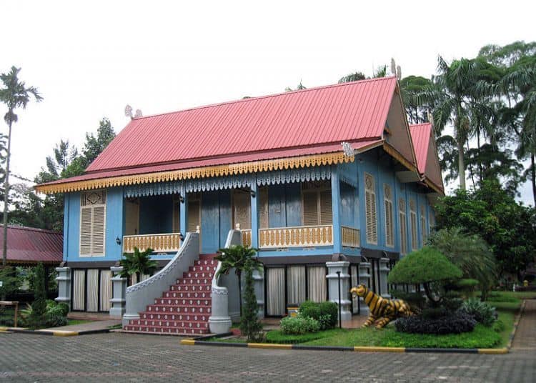 Rumah Adat Kepulauan Riau “Belah Bubung”