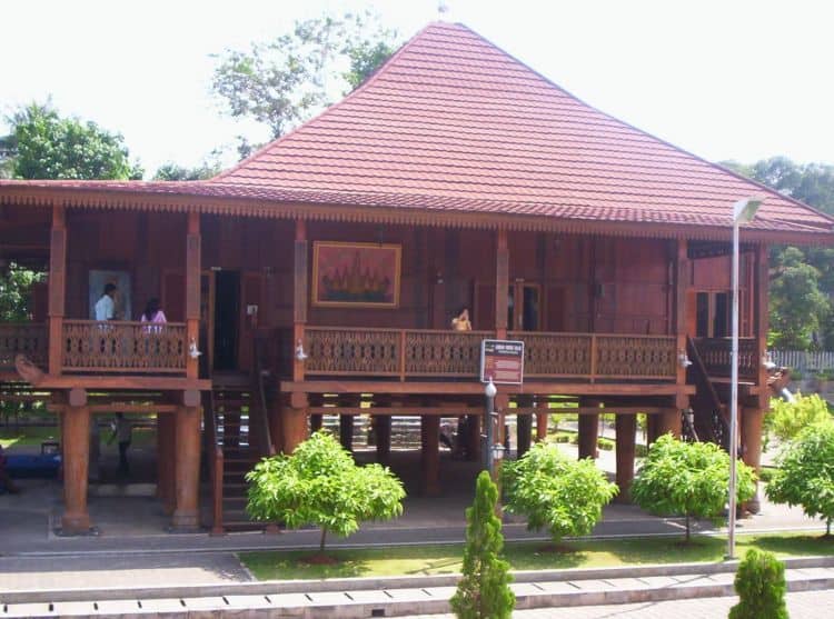 Rumah Adat Lampung “Nowou Sesat” 