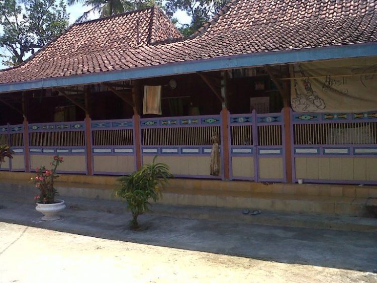 Rumah Adat Madura “Tanean Lanjhan”