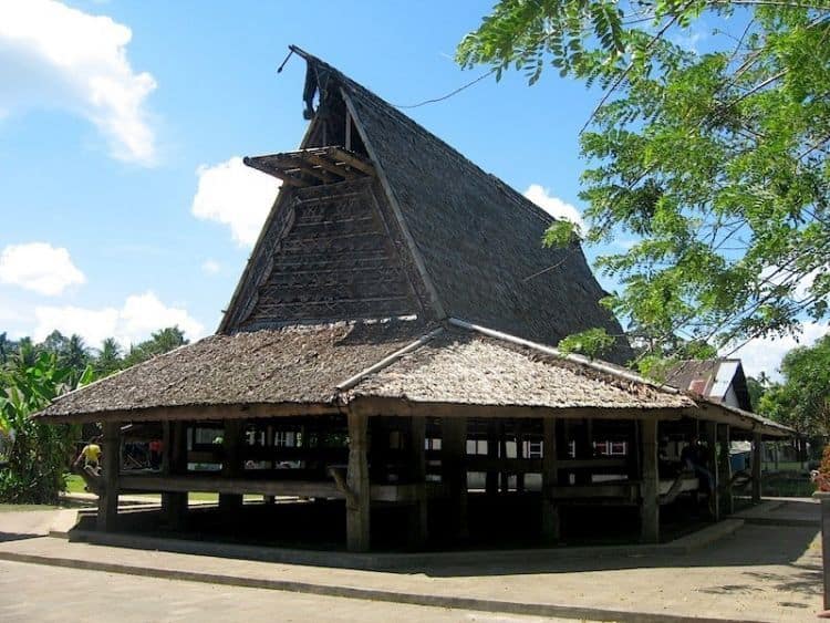 Rumah Adat Maluku Utara “Sasadu”
