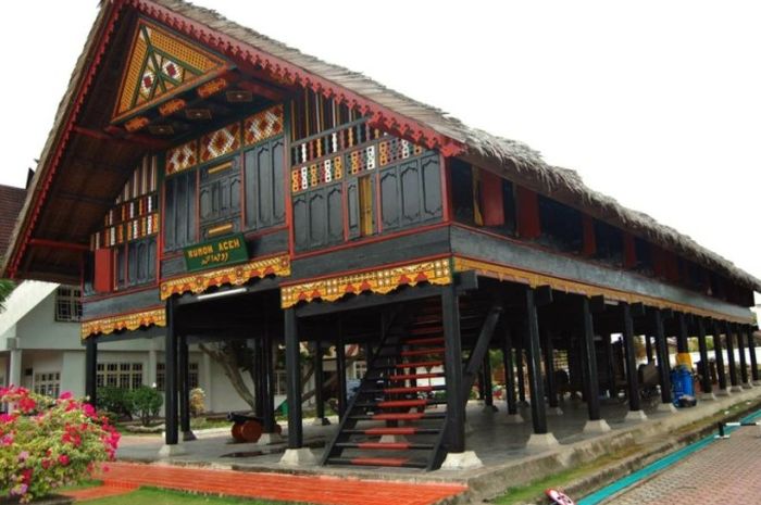 Rumah Adat Nanggroe Aceh Darussalam (Rumah Krong Bade)