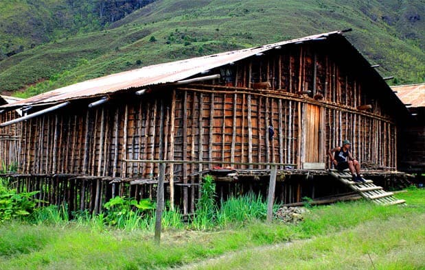 Rumah Adat Papua Barat “Mod Aki Aksa”