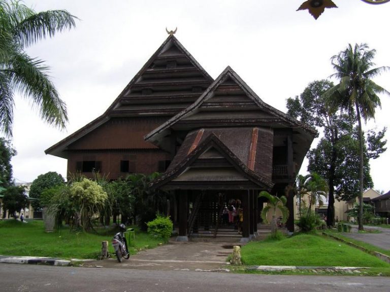 Rumah Adat Suku Makassar