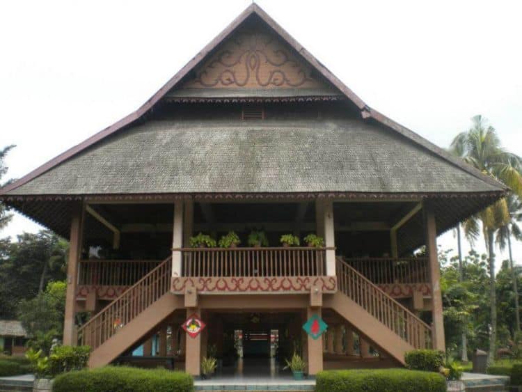 Rumah Adat Sulawesi Utara “Pewaris”