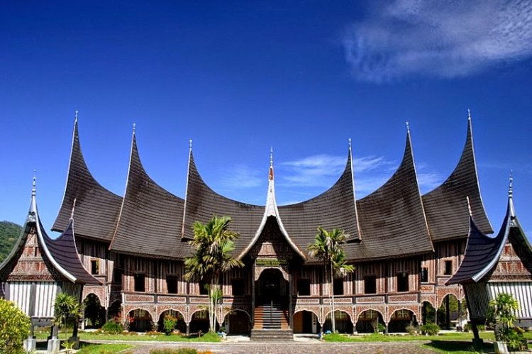 Rumah Adat Sumatera Barat ( Rumah Gadang )